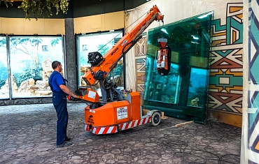 Остекление вольеров с помощью техники компании АРЛИФТ