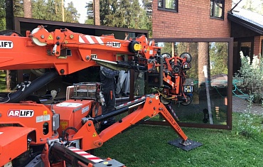 Монтаж стекла с помощью мини-крана и дополнительного оборудования MR800