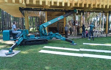 Остекление мини-краном Арлифт при строительстве коттеджей