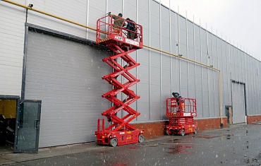 Два ножничных подъемника компании АРЛИФТ